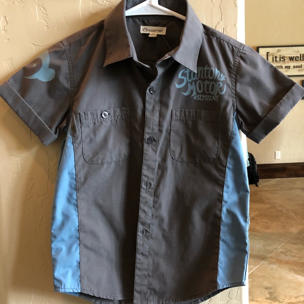 Boys short sleeved button down shirt. EUC. Size 7